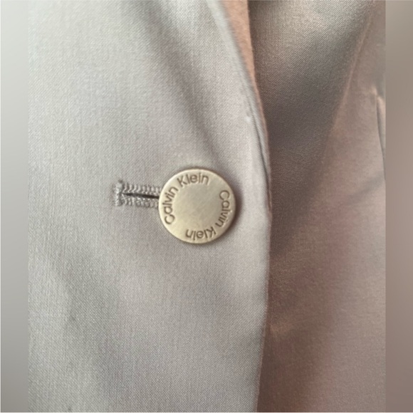 Calvin Klein Women's Two Button Lux Blazer
Size 6 - Picture 4 of 7